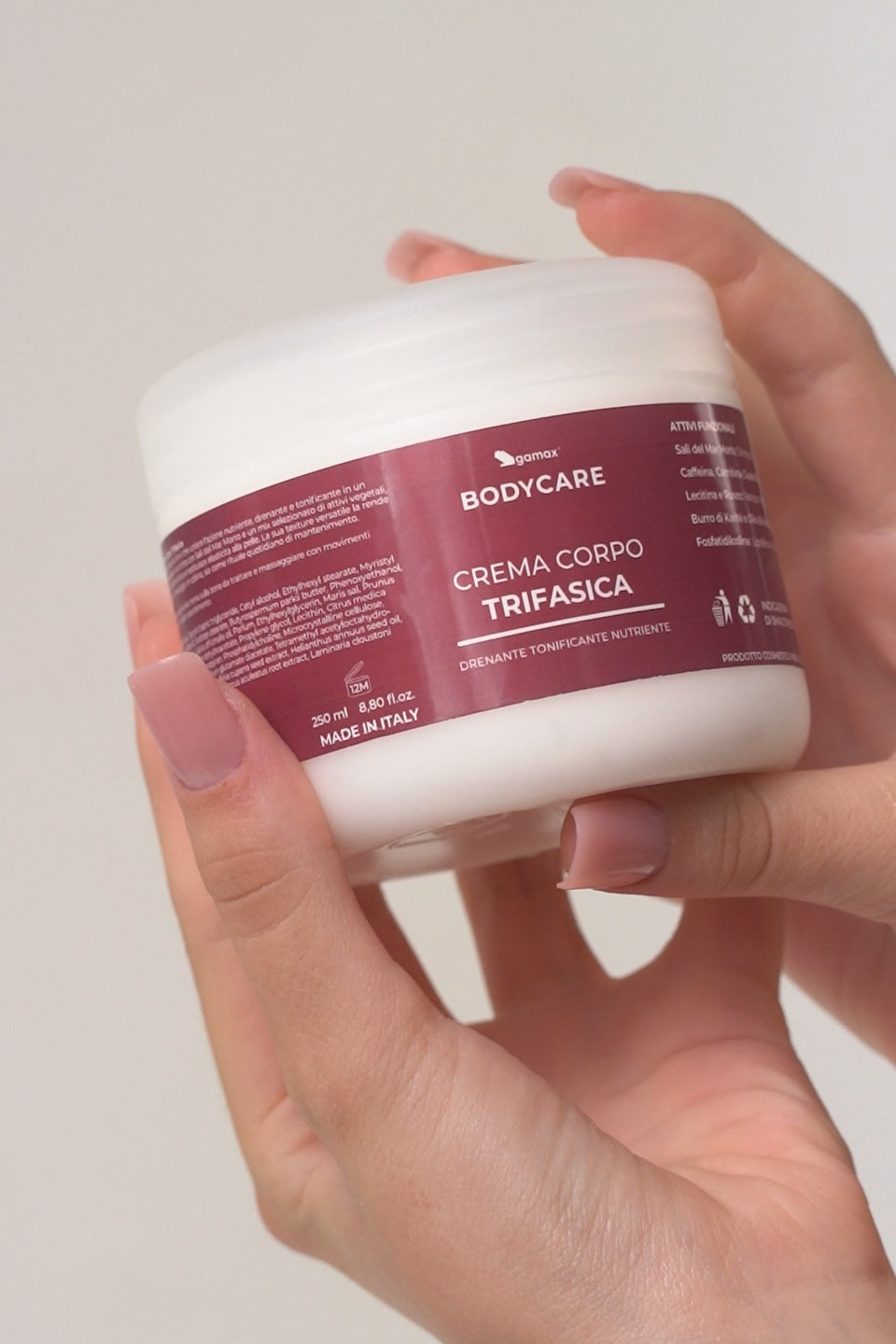 video che mostra texture e proprietà crema corpo trifasica