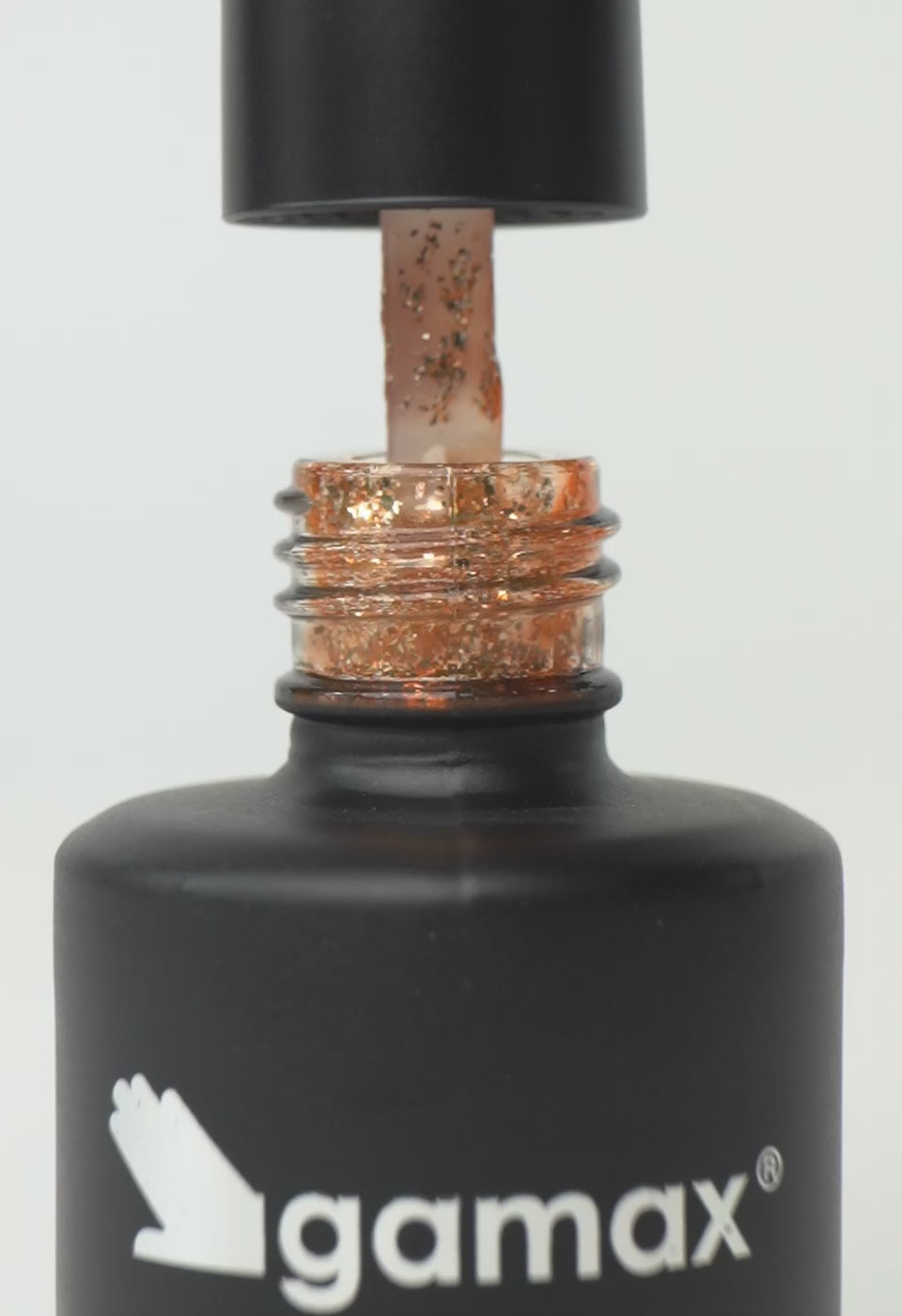 video che mostra dettaglio ravvicinato di texture, pennello e applicazione smalto semipermanente colore dorato ginger