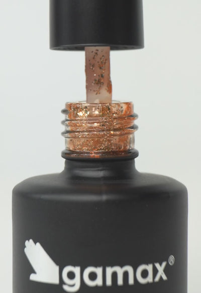 video che mostra dettaglio ravvicinato di texture, pennello e applicazione smalto semipermanente colore dorato ginger