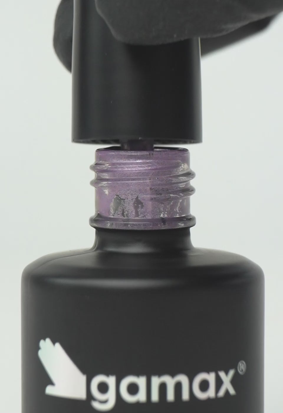 video che mostra dettaglio ravvicinato di texture, pennello e applicazione smalto semipermanente "snob" colore lilla