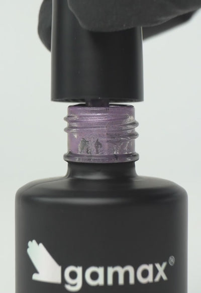 video che mostra dettaglio ravvicinato di texture, pennello e applicazione smalto semipermanente "snob" colore lilla