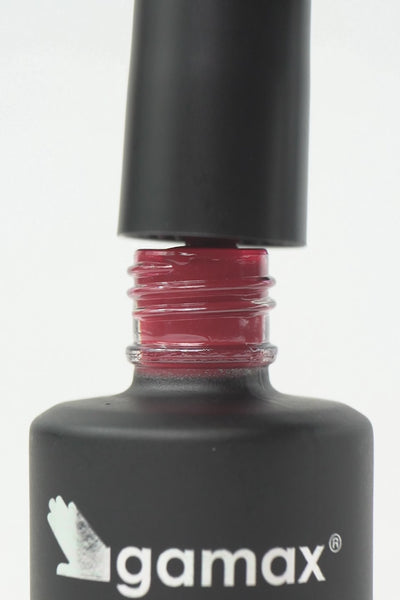 Video macro dello smalto semipermanente Sussurro color rosa scuro. Mostra il pennellino che preleva una goccia densa e lucida dal flacone, l'applicazione fluida su unghia naturale e il finish finale ultra brillante, coprente e liscio effetto vetro