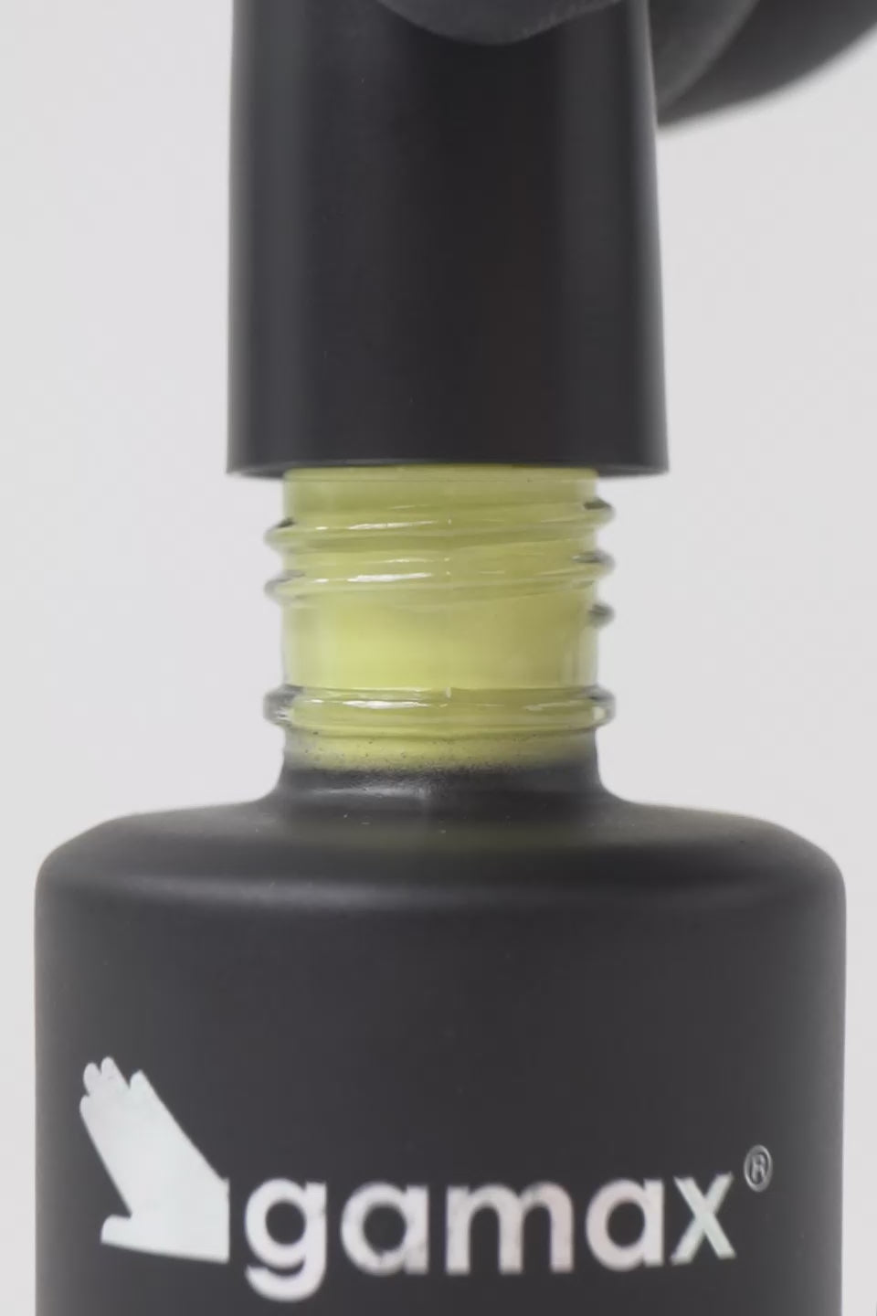 Breve video dimostrativo dell'applicazione di uno smalto semipermanente color giallo chiaro. Sequenza di scene: il pennellino viene estratto dal flacone Gamax lasciando gocciolare il prodotto, viene immerso nella boccetta mostrando la texture fluida e infine stende lo smalto con precisione sulla superficie di un'unghia, lasciando una finitura lucida e uniforme.