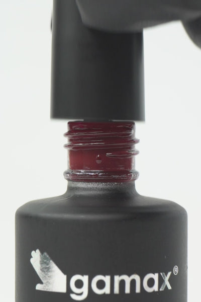 Video macro dello smalto semipermanente Eclisse color bordeaux scuro. Mostra il pennellino che preleva una goccia densa e lucida dal flacone, l'applicazione fluida su unghia naturale e il finish finale ultra brillante, coprente e liscio effetto vetro