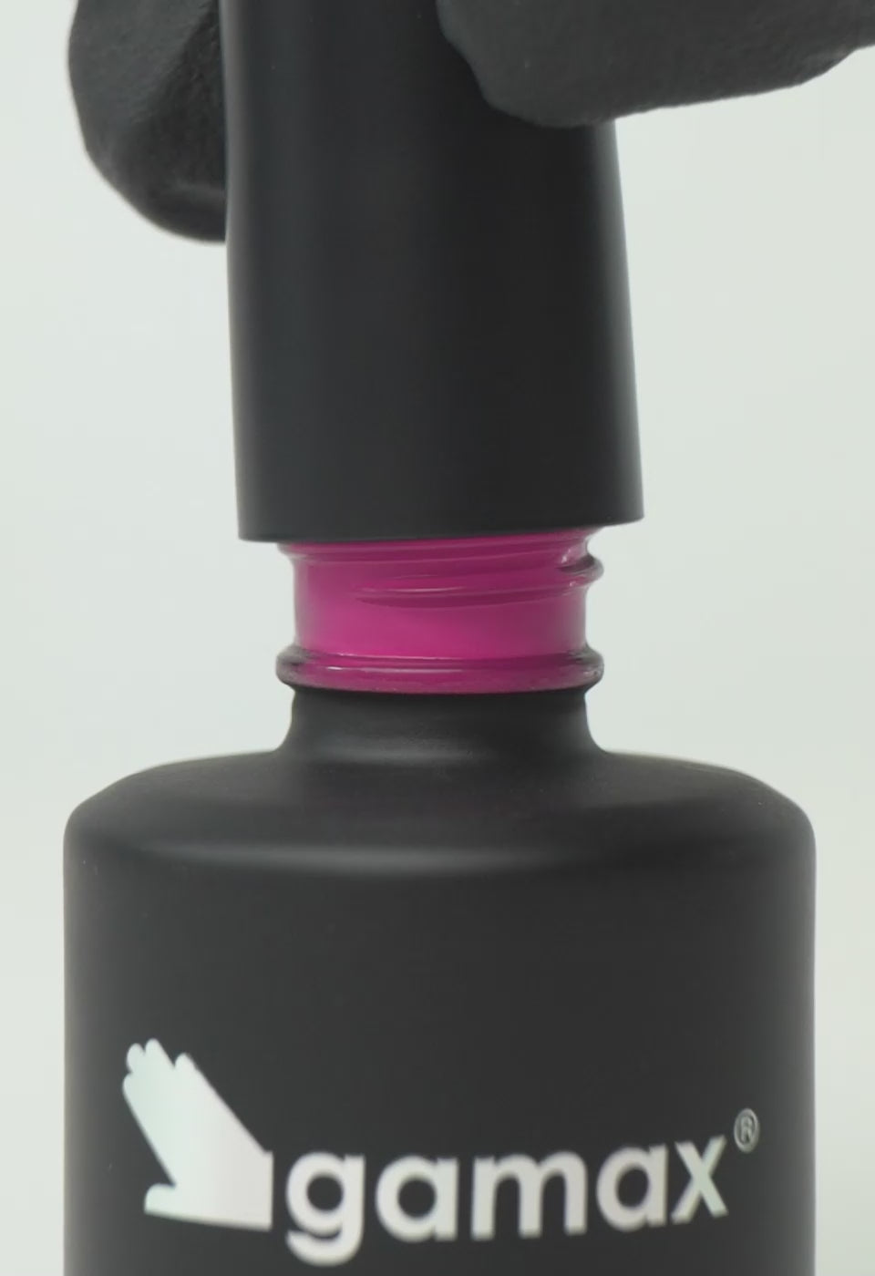 video che mostra dettaglio ravvicinato di texture, pennello e applicazione smalto semipermanente colore fucsia