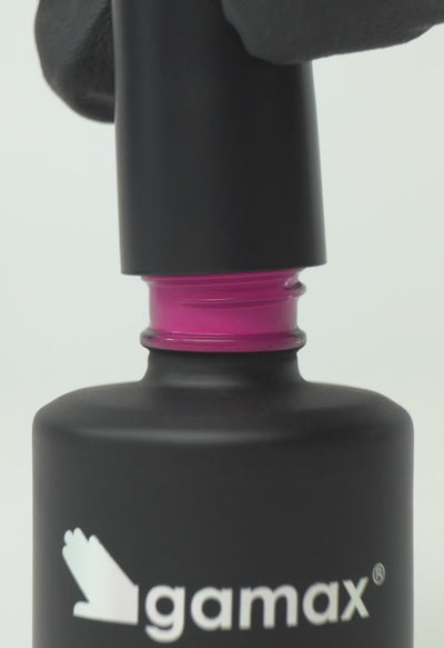 video che mostra dettaglio ravvicinato di texture, pennello e applicazione smalto semipermanente colore fucsia