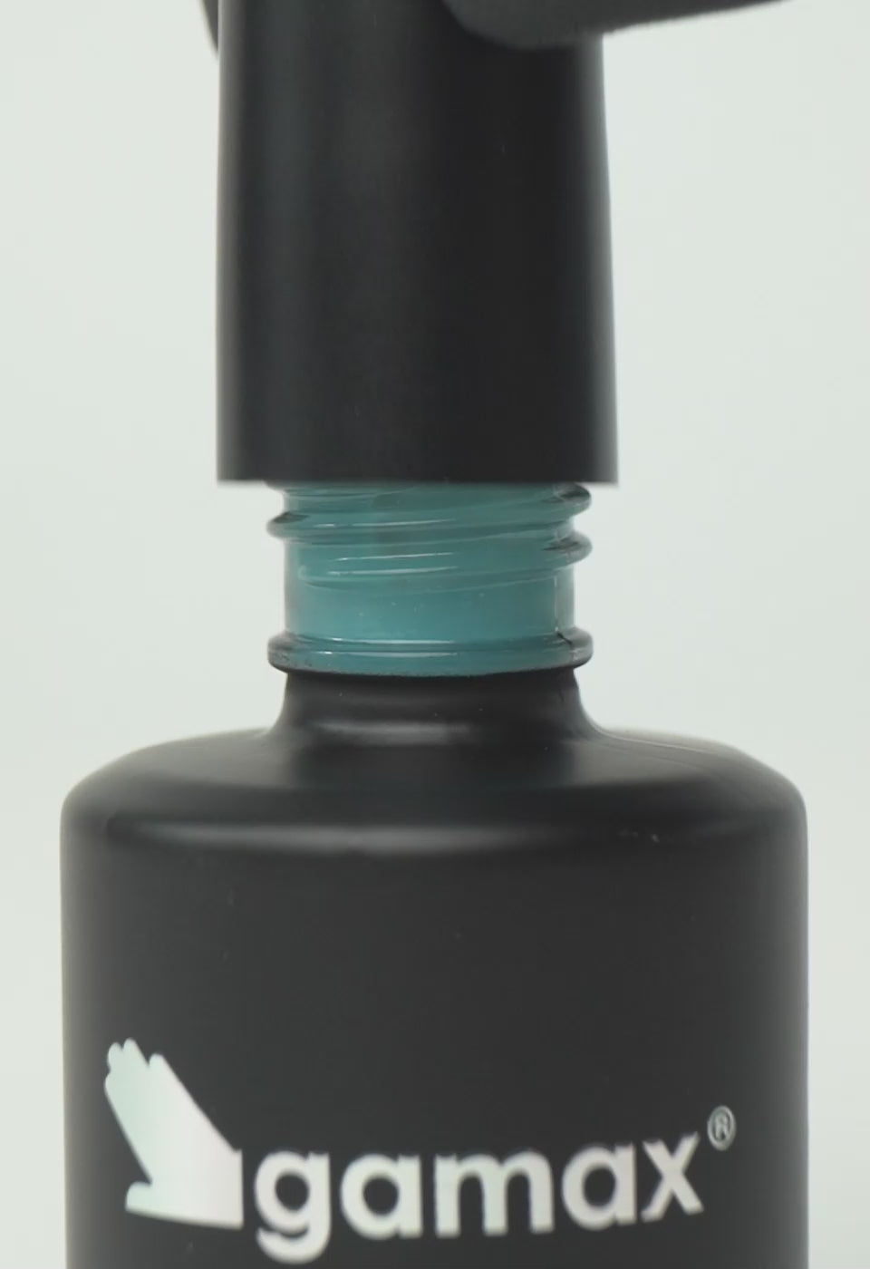 video che mostra dettaglio ravvicinato di texture, pennello e applicazione smalto semipermanente colore celeste chiaro