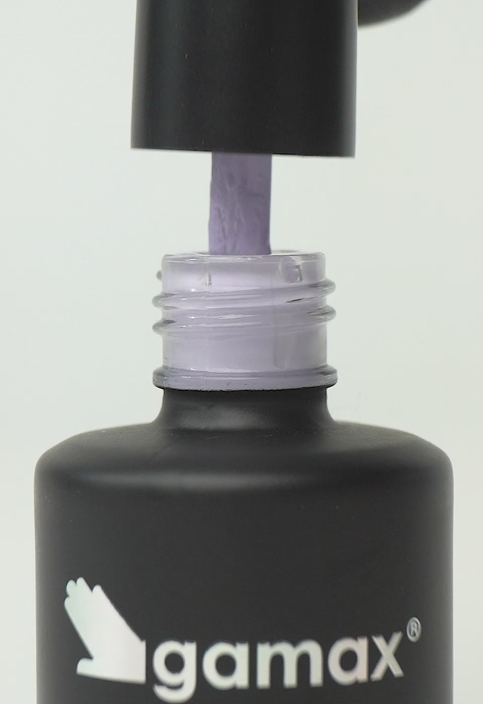 video che mostra dettaglio ravvicinato di texture, pennello e applicazione smalto semipermanente colore lilla macaron