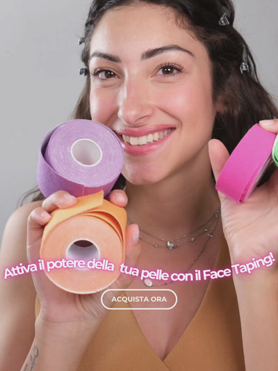 Ragazza sorridente mostra come utilizzare nastro kinesiologico per viso