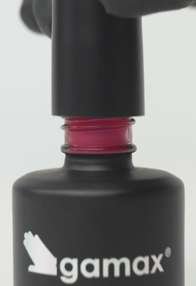 video che mostra dettaglio ravvicinato di texture, pennello e applicazione smalto semipermanente colore anguria