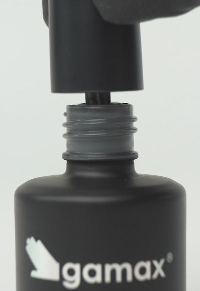 video che mostra dettaglio ravvicinato di texture, pennello e applicazione smalto semipermanente colore grigio fumo