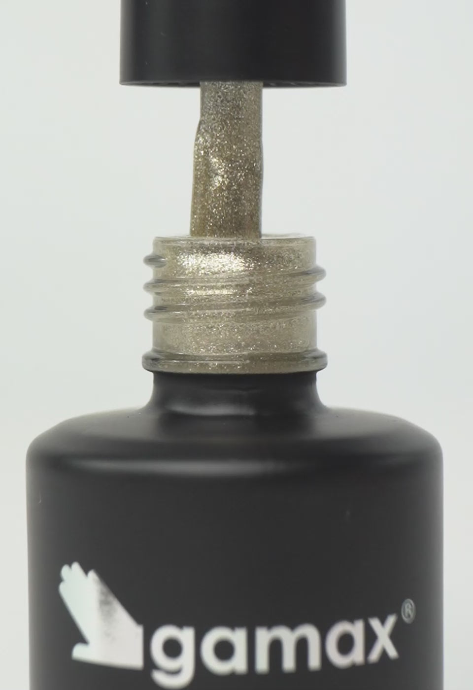 video che mostra dettaglio ravvicinato di texture, pennello e applicazione smalto semipermanente colore oro