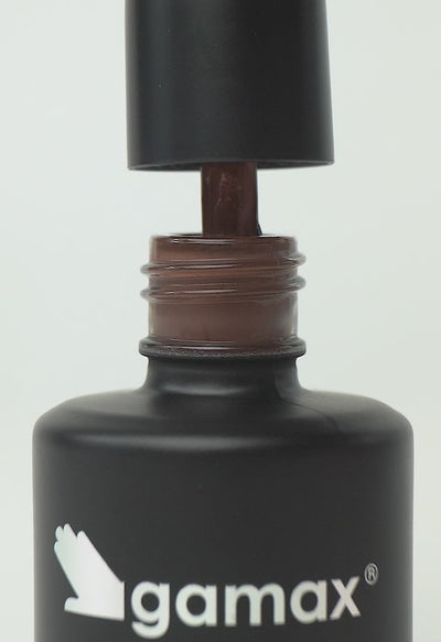 video che mostra dettaglio ravvicinato di texture, pennello e applicazione smalto semipermanente colore marrone