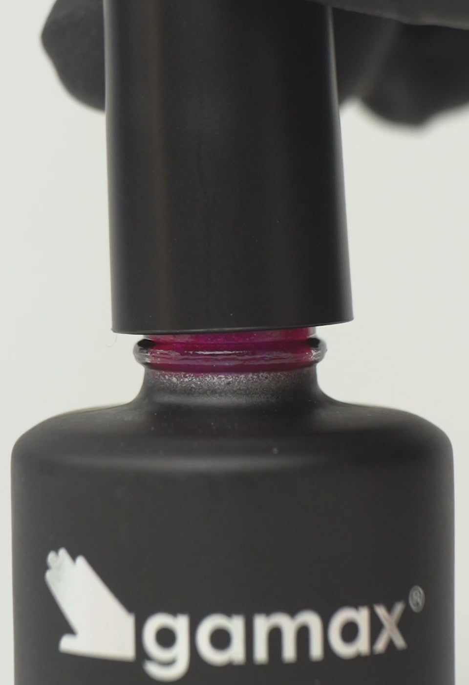 Si succedono diversi frame che mostrano il flacone nero contenente lo smalto semipermanente Cherry Bomb glitterato di Gamax, la texture dello smalto e infine un'unghia su cui viene applicato il prodotto