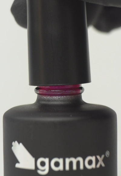 Si succedono diversi frame che mostrano il flacone nero contenente lo smalto semipermanente Cherry Bomb glitterato di Gamax, la texture dello smalto e infine un'unghia su cui viene applicato il prodotto