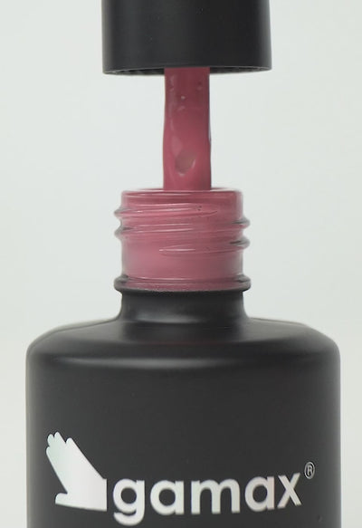 video che mostra dettaglio ravvicinato di texture, pennello e applicazione smalto semipermanente colore marrone rosato