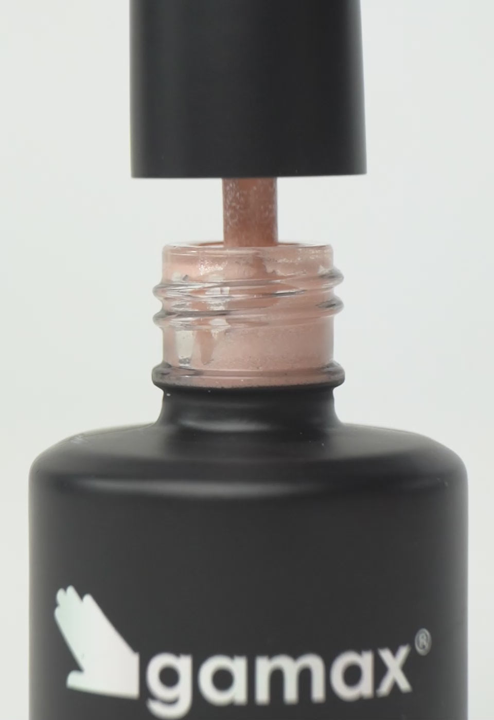 video che mostra dettaglio ravvicinato di texture, pennello e applicazione smalto semipermanente glitterato 