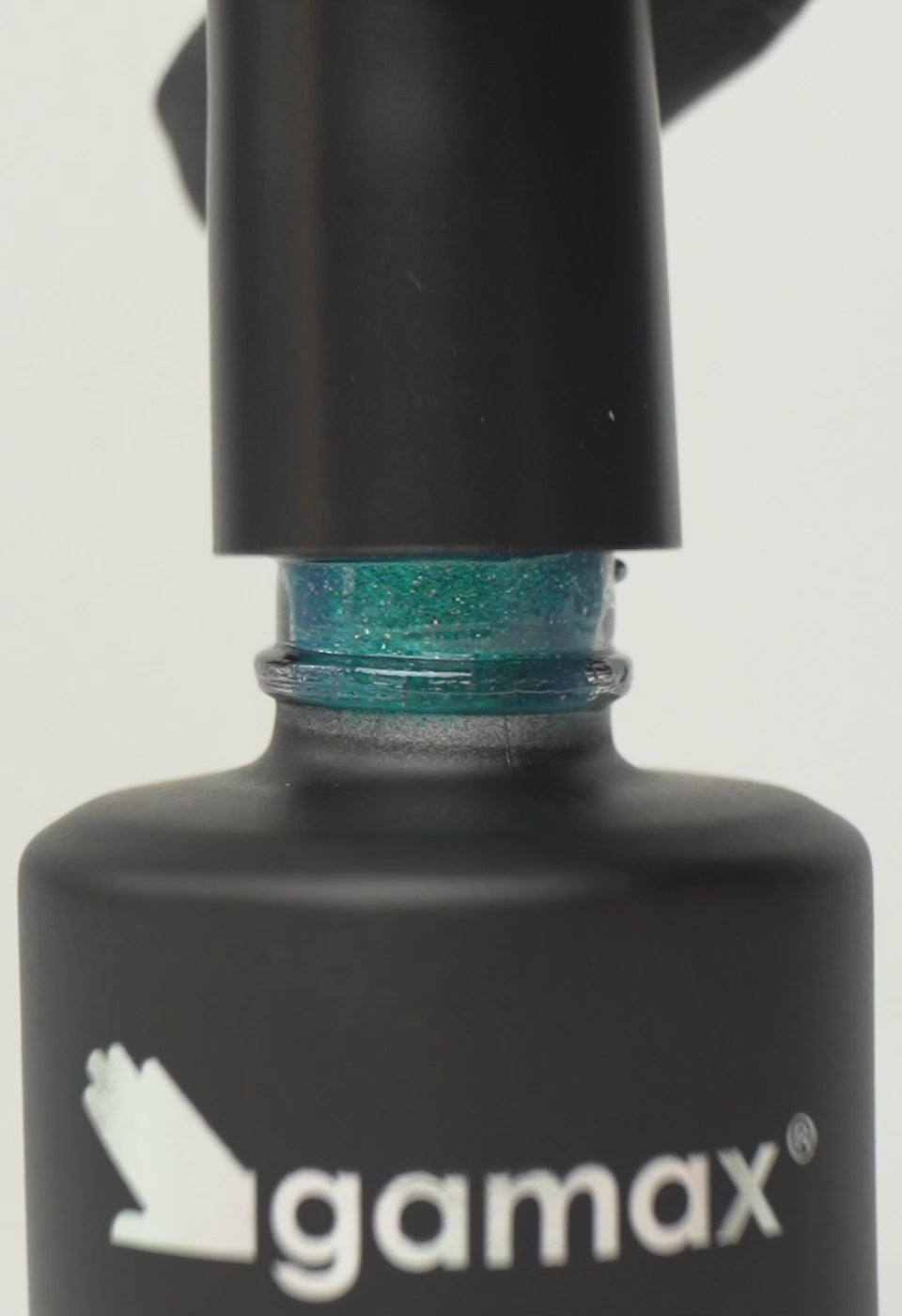 Si succedono diversi frame che mostrano il flacone nero contenente lo smalto semipermanente Cool Mint glitterato di Gamax, la texture dello smalto e infine un'unghia su cui viene applicato il prodotto
