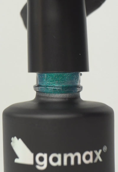 Si succedono diversi frame che mostrano il flacone nero contenente lo smalto semipermanente Cool Mint glitterato di Gamax, la texture dello smalto e infine un'unghia su cui viene applicato il prodotto