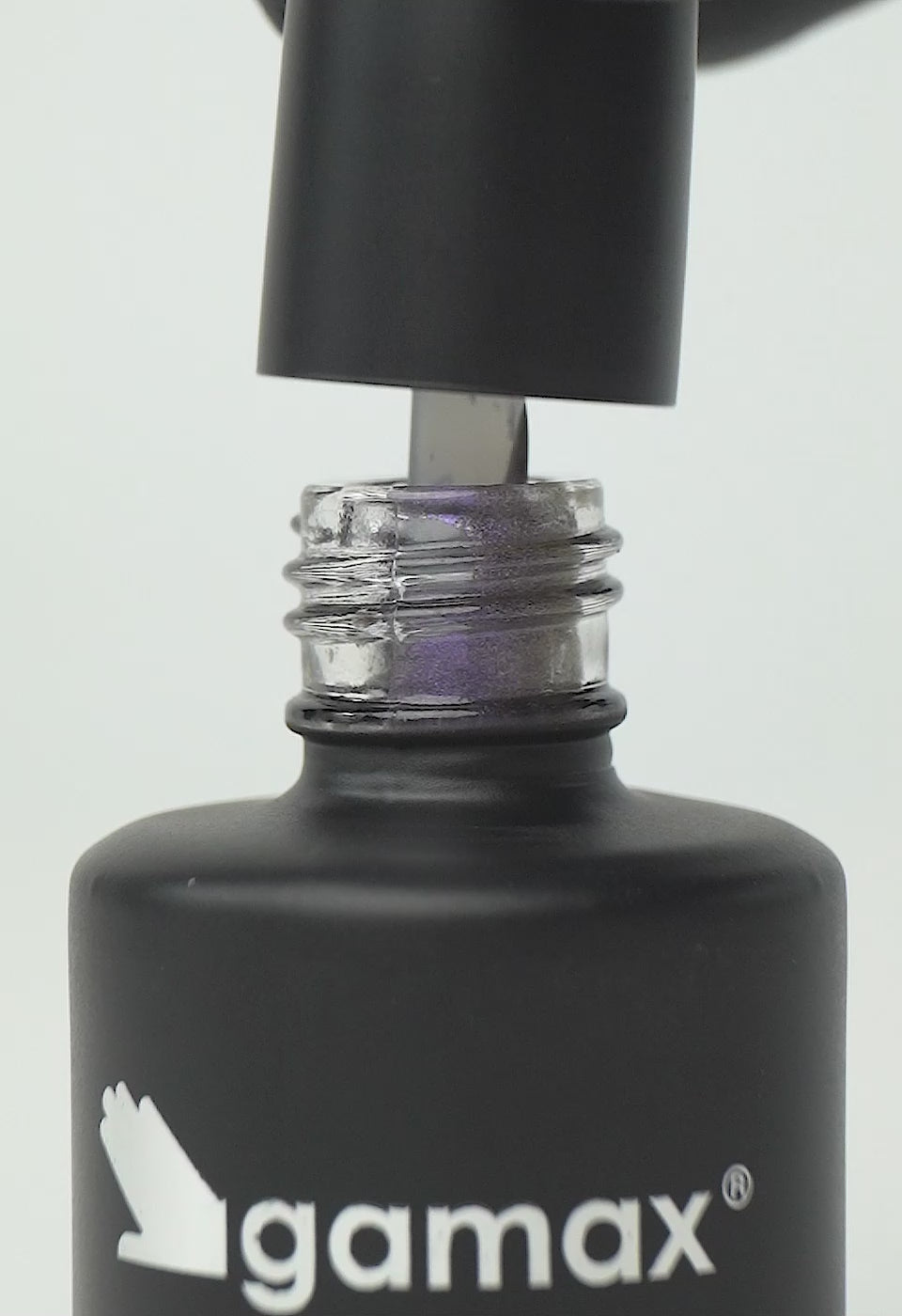 video che mostra dettaglio ravvicinato di texture, pennello e applicazione smalto semipermanente colore lilla metalizzato