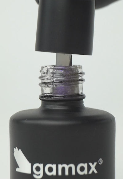 video che mostra dettaglio ravvicinato di texture, pennello e applicazione smalto semipermanente colore lilla metalizzato