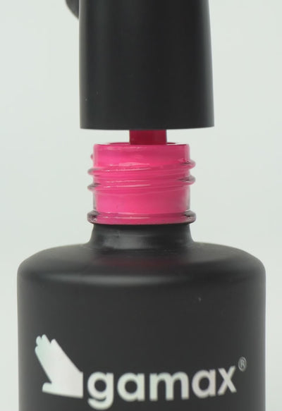 video che mostra dettaglio ravvicinato di texture, pennello e applicazione smalto semipermanente colore fucsia chewing gum