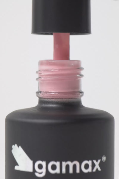 Breve video dimostrativo dell'applicazione di uno smalto semipermanente color rosa chiaro. Sequenza di scene: il pennellino viene estratto dal flacone Gamax lasciando gocciolare il prodotto, viene immerso nella boccetta mostrando la texture fluida e infine stende lo smalto con precisione sulla superficie di un'unghia, lasciando una finitura lucida e uniforme.