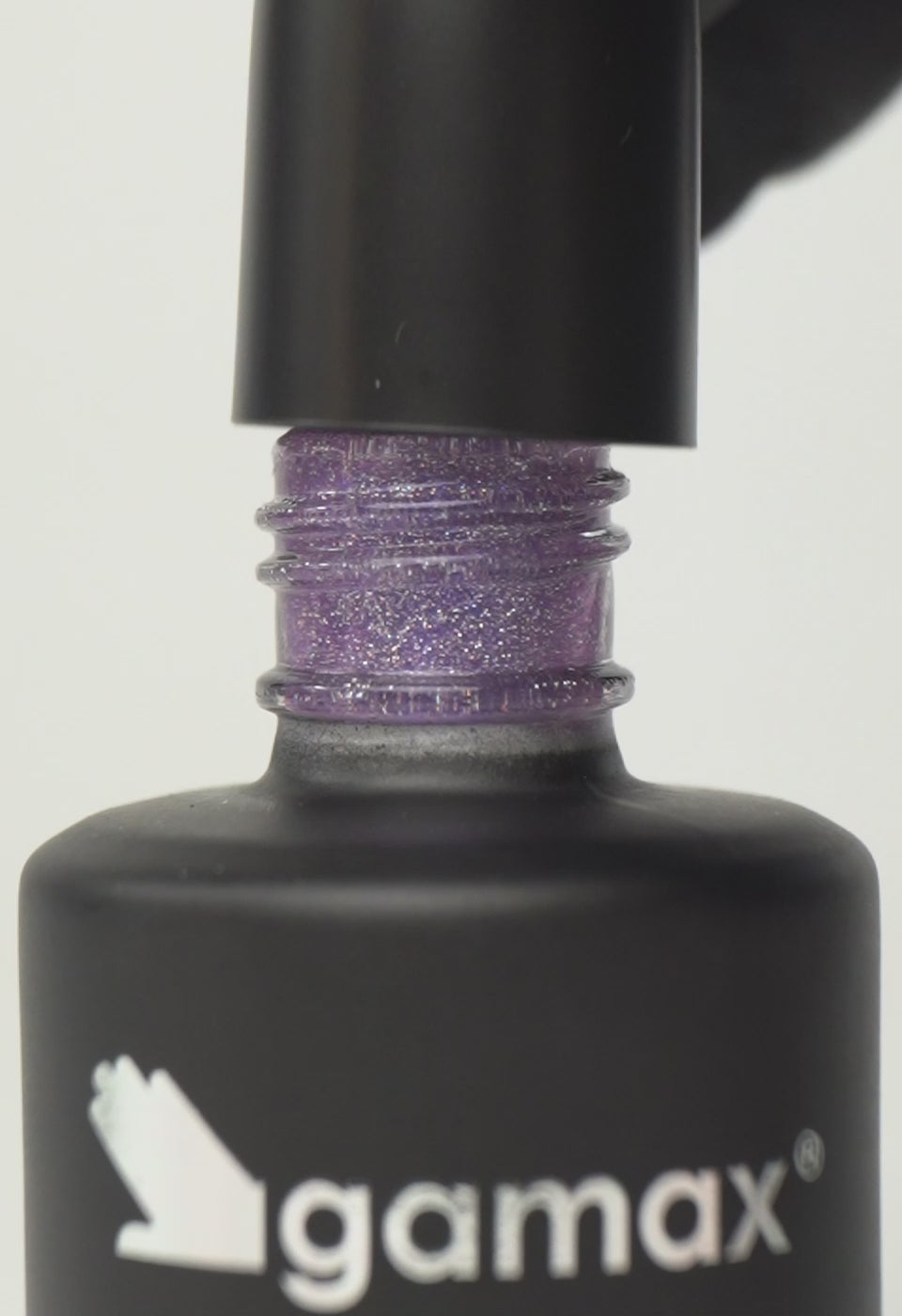 Si succedono diversi frame che mostrano il flacone nero contenente lo smalto semipermanente Star Glow glitterato di Gamax, la texture dello smalto e infine un'unghia su cui viene applicato il prodotto