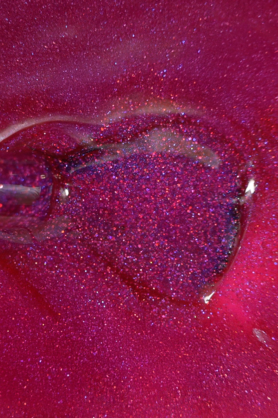 Texture glitterata dello smalto semipermanente Cherry Bomb di Gamax