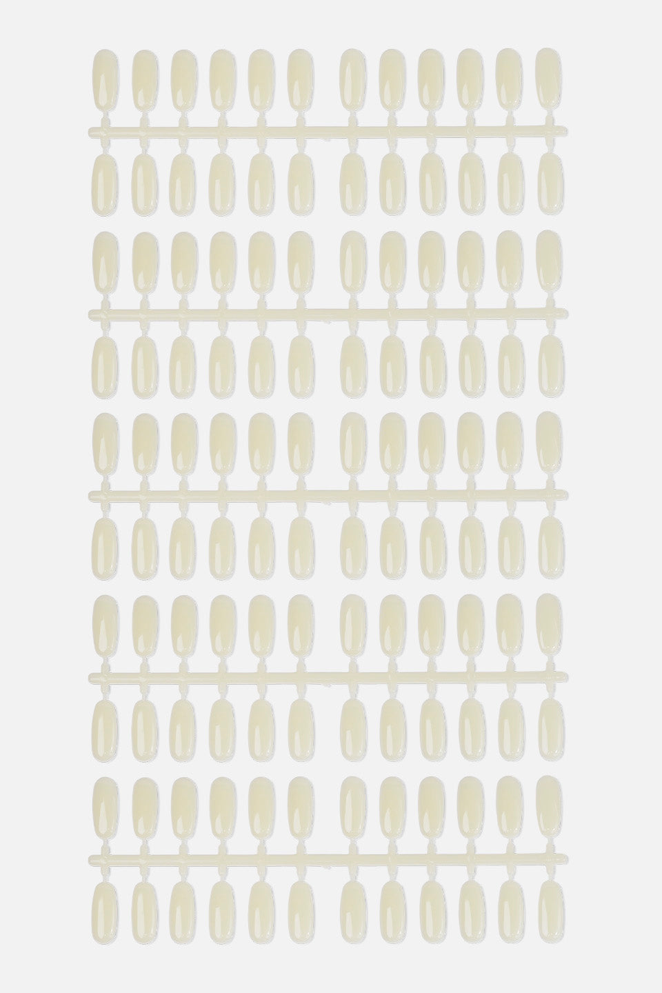 Vista completa di un set di tip finte ovali color lattiginoso per campionario unghie, organizzate verticalmente su più stecche di plastica espositive su sfondo bianco