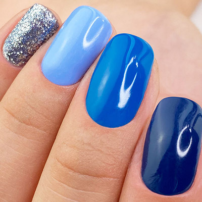 nail art multicolor unghie blu