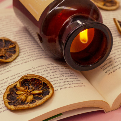 candela da massaggio poggiata su un libro