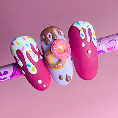Tip colorate e decorate con applicazioni 3d di dolci comic nails