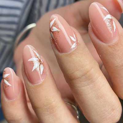 unghie semplici e delicate per il 2023 su base nude con nail art floreale