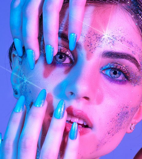 Modella con Make Up Glitter e unghie blu
