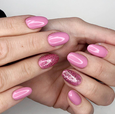 unghie rosa con glitter per l'estate 2023