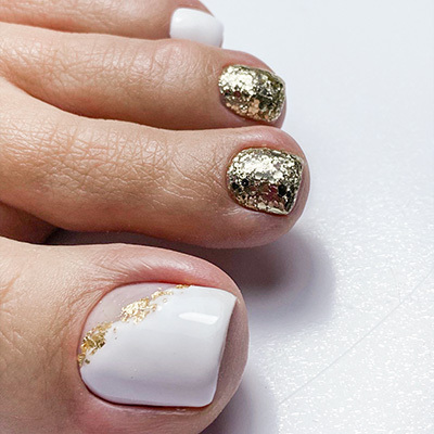 pedicure estetico nail art bianco e oro piedi